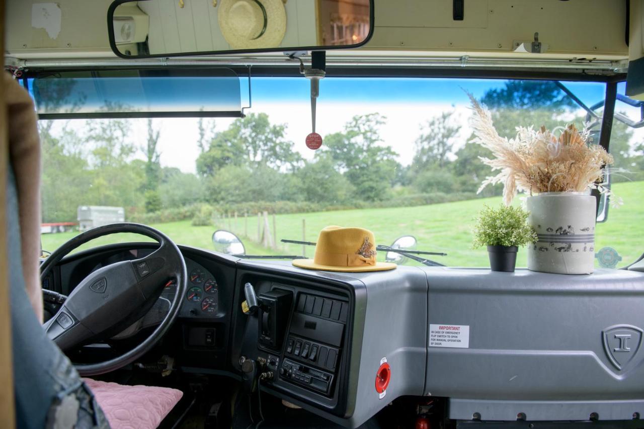 American School Bus Retreat With Hot Tub In Sussex Meadow Uckfield Exterior foto